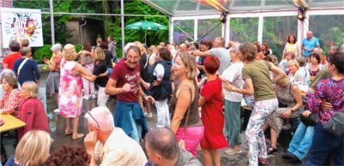 Während des Gewitterregens wurde die Tanzfläche von der Arena ins Zelt verlegt. Fotos Baumann