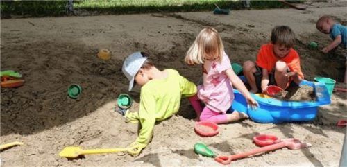 Während die Kleinen sich im Sand einbuddelten, machten sich die Großen ein Bild vom erst drei Jahre alten Kindergarten. Foto Merk