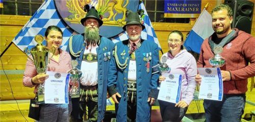 Waffenmeister Pascal Geiger und Hauptmann Hermann Bogner (Zweiter und Dritter von links) gratulierten (von links) Maria Bogner (Mannschaft „3+1“), Daniela Leurich (Aiblinger Wanderfreunde) und Stefan Seidl (Faschingsgilde) zu ihren Platzierungen.Foto hecht