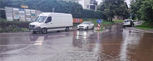 Wasser fließt: Eine unterspülte und gesperrte Unterführung.Foto höfer