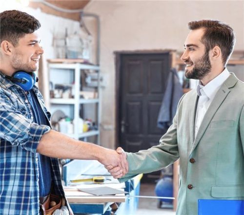 Weiterbildung im Schreinerhandwerk lohnt: Wer sich für den Erwerb des Meistertitels entscheidet, kann einen eigenen Betrieb gründen – oder einen bestehenden übernehmen. Foto Africa Studio/adobe stock