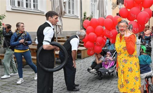 Wenn schon die Sonne beim „Din Din“ nicht lacht, dann wenigstens die Clowns.