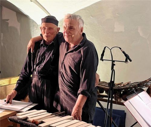 Widmeten sich „schrägen Heiligen“: Bodo Hell (links) und Erwin Rehling im Bauernhausmuseum. Foto Janeczka