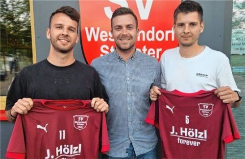 Wieder zurück beim SVW: Marinus (links) und Michael Jackl (rechts) mit Max Kollmer von der Westerndorfer Abteilungsleitung. Foto Marinus Obermaier