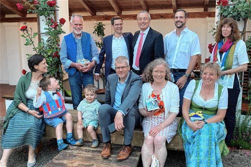Zum Abschied kamen viele Wegbegleiter: (hintere Reihe von links) Bernhard Baumgartner, Pfarrer Samuel Fischer, Pfarrer Andreas Strauß, Kirchenvorsteher Jan Oesterle und Pfarramtssekretärin Petra Baumgartner sowie (vordere Reihe von links) Bettina, Joshua und Elliot Fischer, Thomas Ströse, Pfarramtssekretärin Christine Ströse und Mesnerin Regina Priller. Foto amann