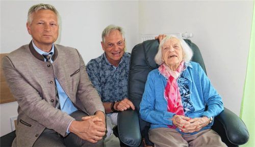 Zum Geburtstag von Albertine Baumgart (rechts) gratulierte neben ihrem Sohn Rainer (Mitte) auch Bürgermeister Richard Richter (links).Foto Baumann