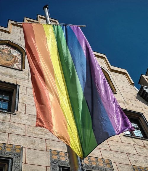 Zum internationalen Tag gegen Homo-, Bi-, Trans- und Interfeindlichkeit hängt seit 2022 die Regenbogen-Fahne vor dem Wasserburger Rathaus.