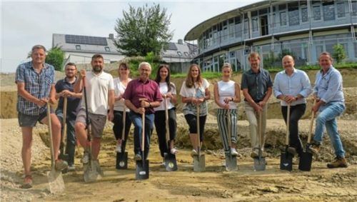 Zum Spatenstich versammelten sich die Beteiligten mit Bürgermeister Michael Hausperger (Dritter von links) in der neuen Baugrube neben der Grundschule. Foto Gillhuber
