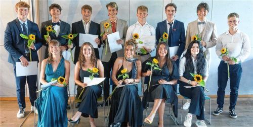 13 Schülerinnen und Schüler bekamen an der Freien Waldorfschule Rosenheim ihre Zeugnisse überreicht.Foto Martin Schön