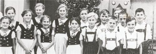 1934, genau vor 90 Jahren, wurde die erste Kindergruppe des Vereins gegründet. Dirndl und Buam treten erstmals gemeinsam auf und zeigen ihr Können.