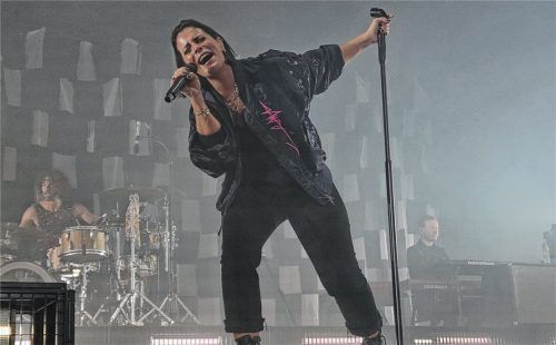 Stefanie Kloß, die charismatische Frontfrau von „Silbermond“, bei ihrem Auftritt in Rosenheim. Foto Wildauer