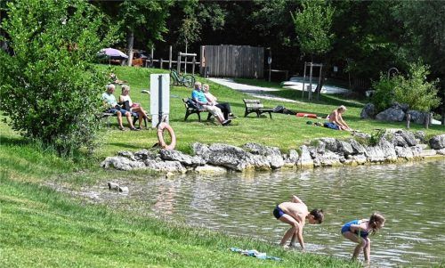 23 Grad Celsius und mehr – der Simssee lädt mit angenehmen Temperaturen zum Baden ein. Auch die Wasserqualität stimmt, wie das Rosenheimer Gesundheitsamt erklärt. Foto Schlecker