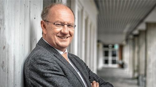 26 Jahre war das Gymnasium Bad Aibling sein zweites Zuhause. Jetzt geht Direktor Michael Beer in den Ruhestand. Foto Alex Stark Photography