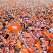 Feierwütige Fans im Anmarsch: Morgen spielt Holland in München