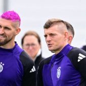 Andrich überrascht als pinker Irokese