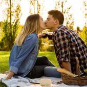 Warum Küssen uns glücklich macht