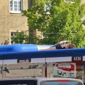 Lebensgefährliche Schwarzfahrt auf dem Bus-Dach
