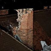 Blitz schlägt in Kamin ein