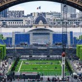 Paris ist bereit, das Dorf eröffnet