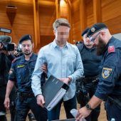 Leons Vater sagt unter Tränen aus