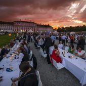 Eine Schlossparty unter feuerrotem Himmel
