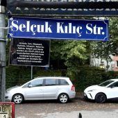 Namen der Opfer auf Schildern