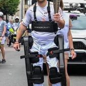 Fackelläufer im Exoskelett