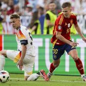 Die Bayern lassen Olmo zappeln