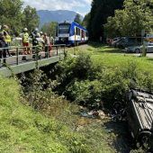 BRB-Zug rammt Auto: Urlauberfamilie verletzt