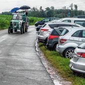 „Vorbeifahrender“ Priester segnet parkende Autos am Feuerwehrhaus