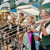 Bayerischer Abend auf der Bruckmühler Wiesn begeistert Volksfestbesucher