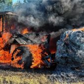 Radlader fängt Feuer: Vollbrand auf Feld nahe Albaching