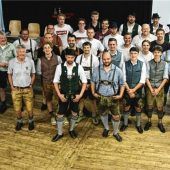 In die Technik des Schuhplattelns eingeweiht