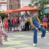 Nachhaltige Kleidung in Szene gesetzt