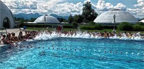 Ab ins kühle Nass: Die dritten Klassen der Luitpold Grundschule absolvierten ein Schwimmprogramm. Foto Re