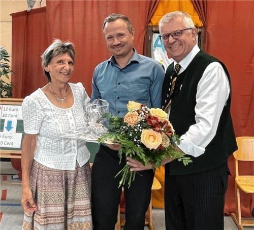 Abschied mit Blumen: Bürgermeister Bernhard Summerer (rechts) und Geschäftsleiter Sebastian Schreider bedankten sich bei Rektorin Marianne Kelnberger.Foto Kirchner