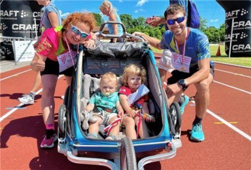 Alexandra und Thorsten Reichert absolvierten das Lauf-Spektakel gemeinsam mit ihren Buben Benedikt (links) und Thomas im Radlanhäger.