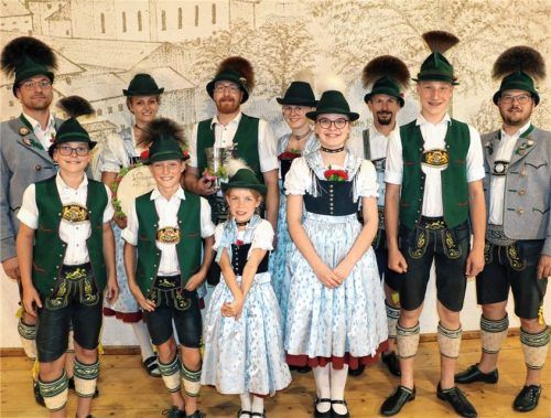 Alle Sieger des Frasdorfer Vereinspreisplattelns mit dem Vorsitzenden Sebastian Graf (rechts) und seinem Stellvertreter Andreas Kink (links).Foto Rehberg