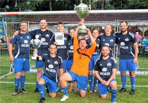 Allen Grund zum Jubeln und zur Freude hatten Martin Gasteiger (Mitte, mit Wanderpokal) und sein Team. Sie feierten nach 19 Jahren den Sieg beim Feilnbacher Ortsturnier. Fotos Strim