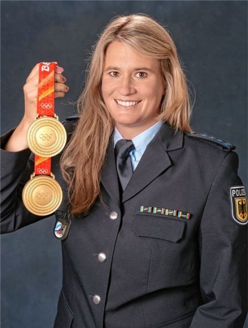Alles Gold, was glänzt: Natalie Geisenberger mit ihren Olympia-Goldmedaillen von Peking 2022. Foto Gerhard Winkler