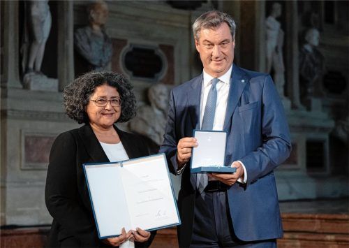 „Als ich die Einladung aus dem Briefkasten geholt habe, musste ich weinen“: Irene Durukan hat von Ministerpräsident Markus Söder den Bayerischen Verdienstorden überreicht bekommen. Foto Barth-Tuttas