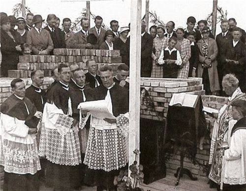 Am 17. September 1933 nahm Prälat Sebastian Fischer, Dompfarrer zu München (Mitte mit Schriftrolle), die Weihe des Grundsteins und der Grundmauern der Christkönigskirche vor.Rehberg