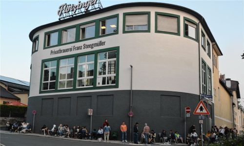 Am frühen Montagmorgen gab es vor der Flötzinger Brauerei eine lange Warteschlange. Zahlreiche Wiesn-Fans wollten Tische für das Herbstfest reservieren. Fotos Seutter