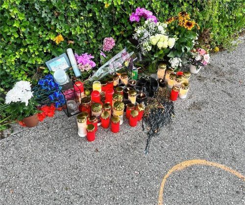 An der Unfallstelle wurden viele Kerzen und Erinnerungsstücke für den jungen Mann aufgestellt. Foto Huber
