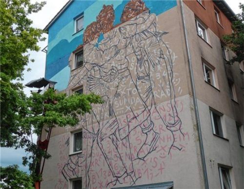 An einem Haus in der Oberwöhrstraße entsteht ein neues Kunstwerk. Foto Friedrich