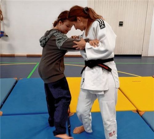 Anamaria Budiu (rechts) brachte den Schülern der Rupert-Egenberger-Schule die Grundregeln des Judo bei. Foto RE