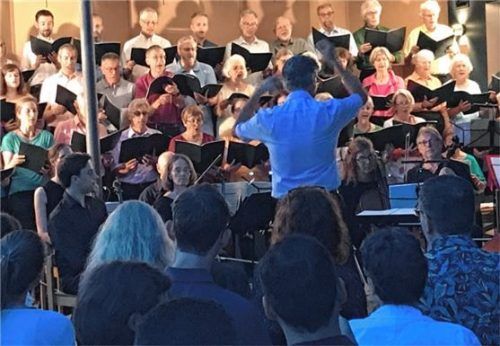 Andreas Penninger dirigiert Chor und Orchester der Innphilharmonie. Foto prokop