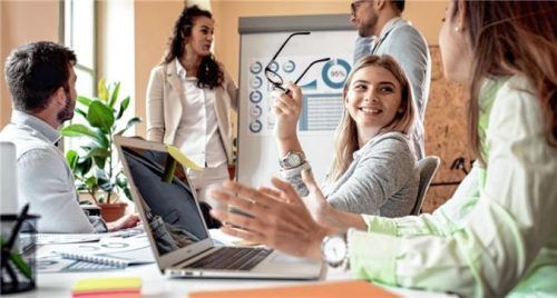 Angehende Bankazubis sollten Kontaktfreude und Kommunikationsstärke mitbringen. Foto djd/BVR/Getty Images/Zoran Zeremski