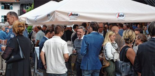 Angeregter Austausch: Der Sommerempfang der Chiemgau GmbH soll Unternehmern aus der Region gegenseitiges Kennenlernen ermöglichen und Impulse für wirtschaftliches Handeln geben. Fotos Lünhörster