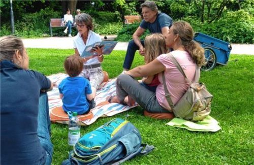 Auch die Vorlese-Stunden im Riedergarten werden in den Ferien wieder angeboten. Foto Stadtbibliothek Rosenheim